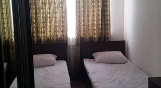 Гостиница Даймохк Грозный Бюджетный двухместный номер с 2 отдельными кроватями и общей ванной комнатой-1